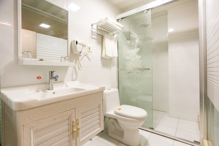 Bathroom 3, Zhenjiang passer-by house hotel, Zhenjiang
