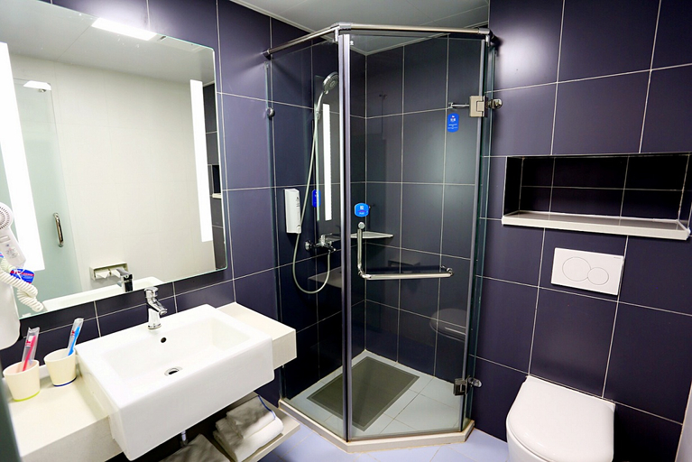 Bathroom 3, HanTing Hotel (Beijing Wukesong Yongding Road), Beijing