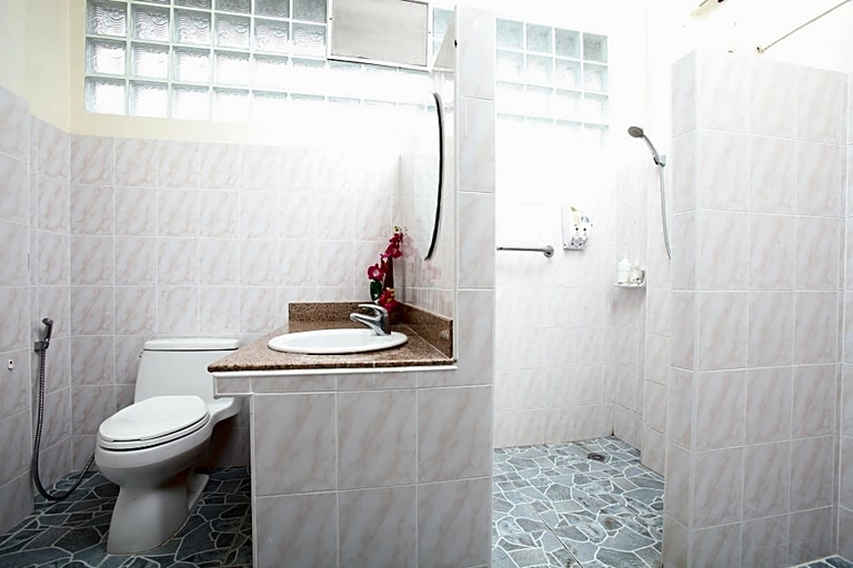Bathroom 3, Huean Wadd Khian Resort, Na Noi