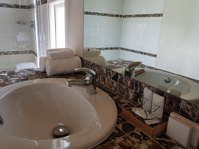 Bathroom 4, Karoo 1 Hotel Village, Cape Winelands
