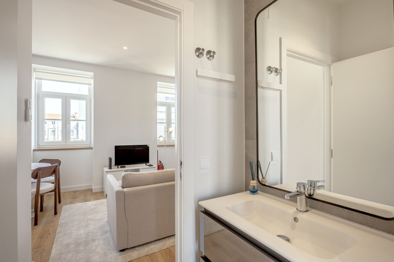 Bathroom 2, Rato Modern by Homing, Lisbon