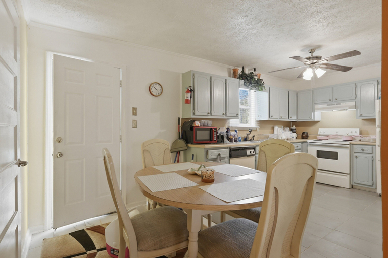 Private kitchen 2, Fireplace, Private Deck & 5 Bedroom Comfort 5 Home, Clayton