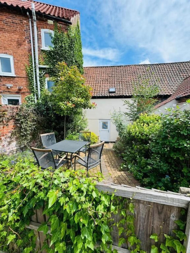 Outdoor dining, The Old Shop at Savile House, Nottinghamshire