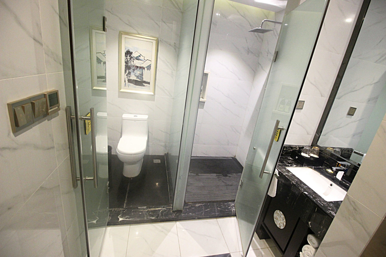 Bathroom 2, Four Seasons Pavilion Garden Hotel, Xiangfan