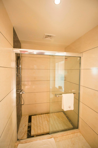 Bathroom, Fuyuan Hotel, Honghe Hani and Yi