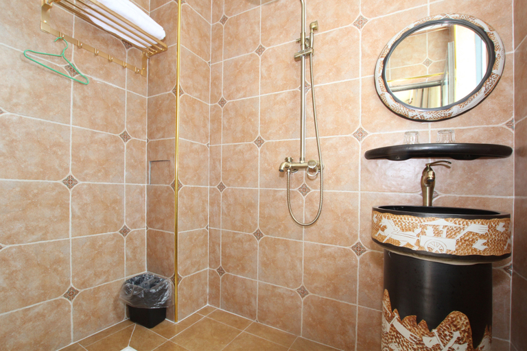 Bathroom, Limeng Xiaoshu (Yangshuo Shili Hualang), Guilin