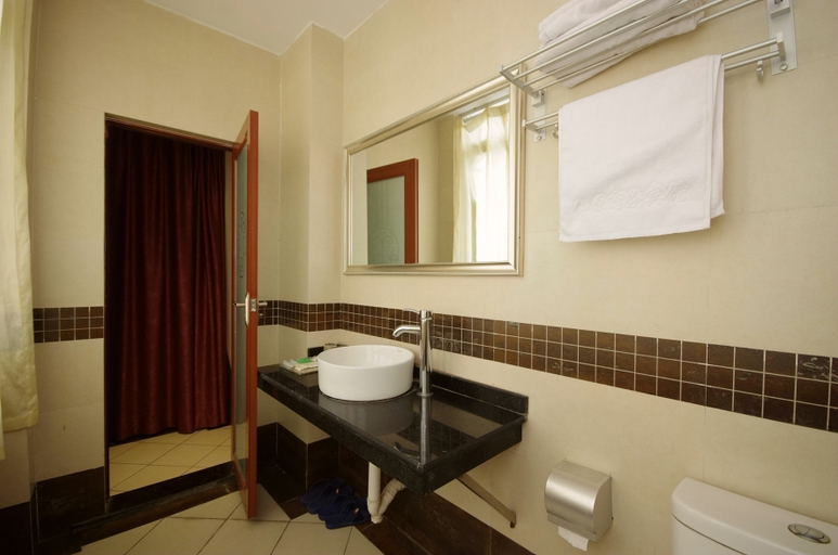 Bathroom 2, Xianyuan Business Inn, Yibin