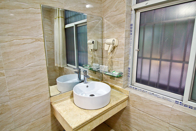 Bathroom 2, Marriott Hotel Baoji Zhongshan Road, Baoji