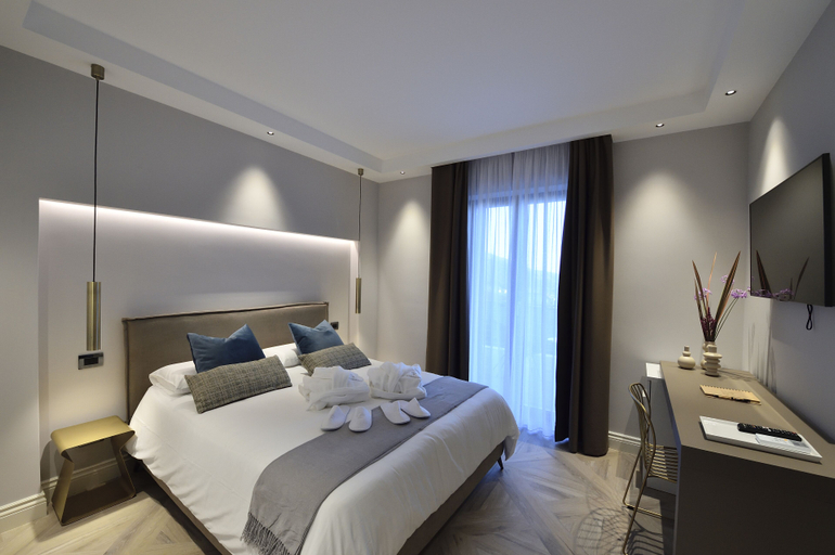 Bedroom 4, LA DEPENDANCE, Latina
