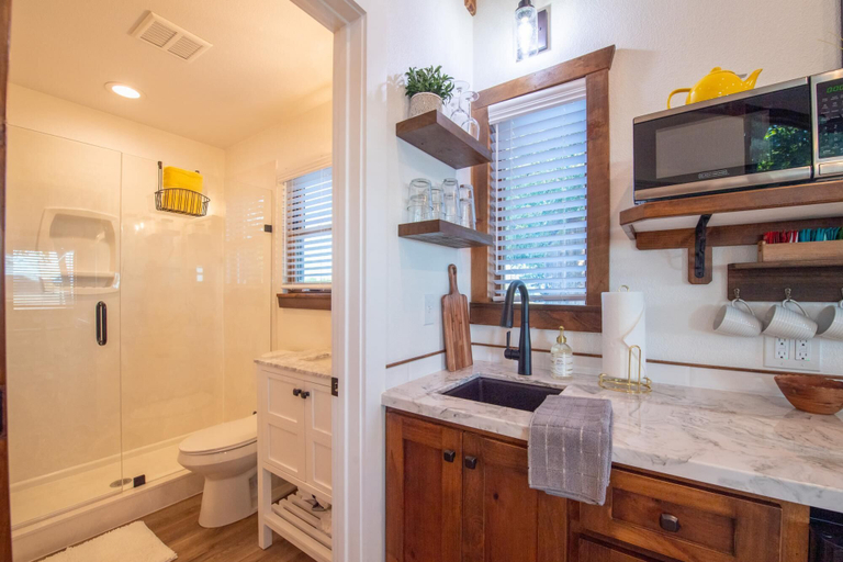 Bathroom 5, The Goldfinch Cabin 15 MIN to Magnolia Baylor, McLennan