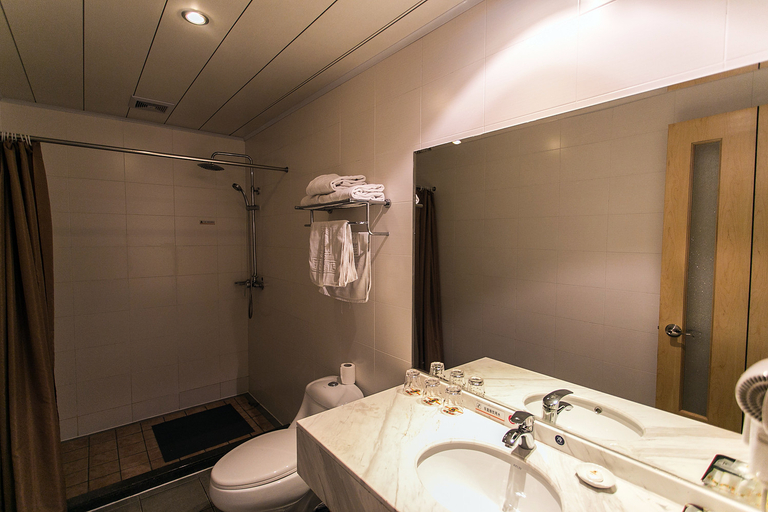 Bathroom 2, Super 8 Hotel Suzhou Industrial Park Xinyin(速8酒店(苏州金鸡湖景区新屹店)), Suzhou