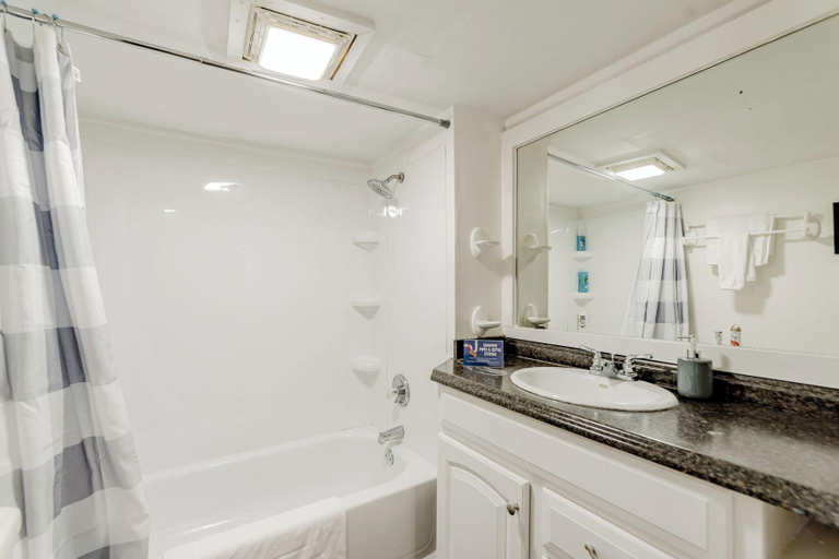 Bathroom 3, Adorable on Taylor Both Units, Lexington