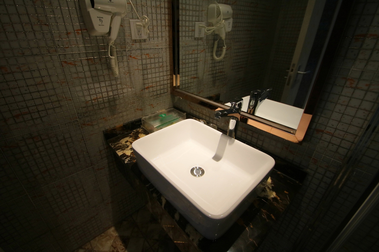 Bathroom 2, Jitai Zhenxuan Hotel (Shanghai Train Station North Square), Shanghai