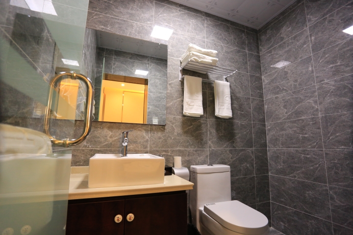 Bathroom, Kunming Yuntu Hotel, Kunming