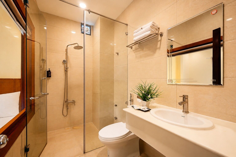Bathroom 4, Red Sun Airport Saigon Hotel, Tân Bình