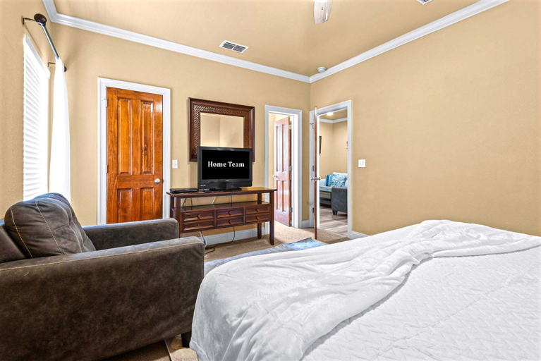 Room 5, Mins From Beach Sleeps 17 Outdoor Seating, Okaloosa