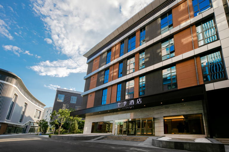 Exterior & Views