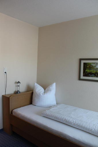 Bedroom 4, Alleehotel-Eschen, Aurich