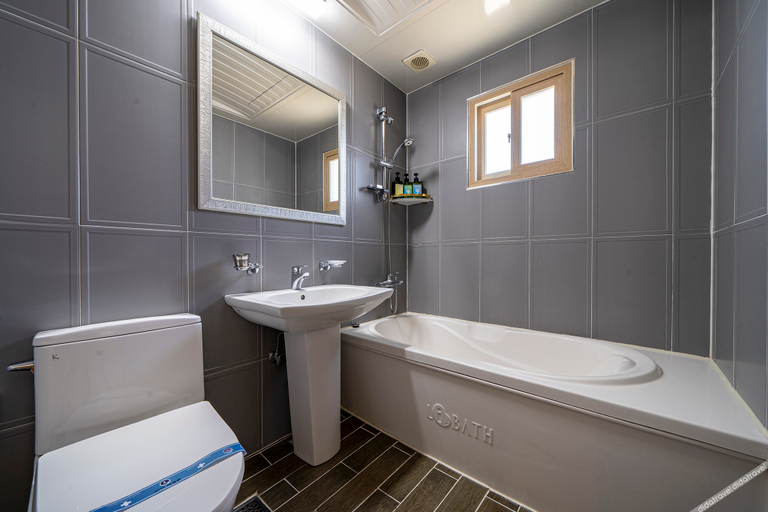 Bathroom 3, Tongyeong Rober, Tongyeong