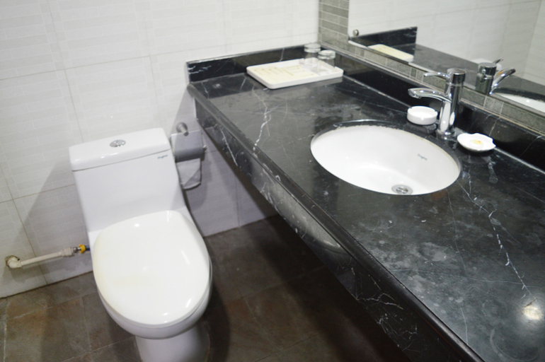 Bathroom 2, Yabulun Hotel, Cangzhou