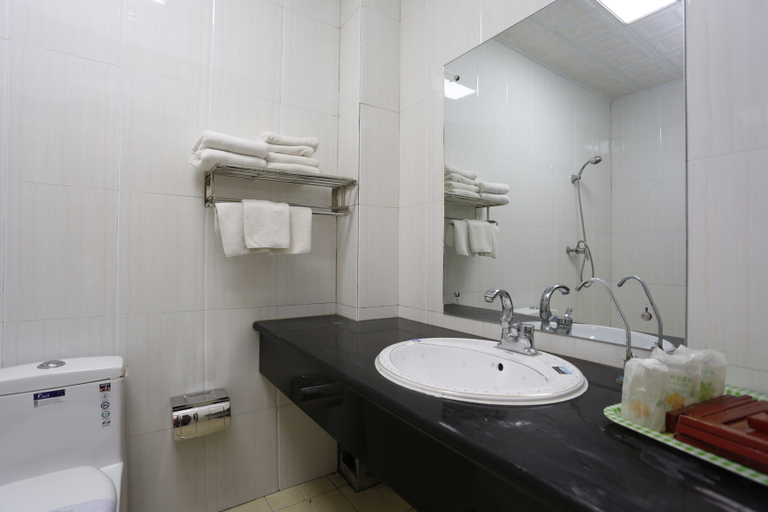 Bathroom, Fengyuan Hotel, Tangshan