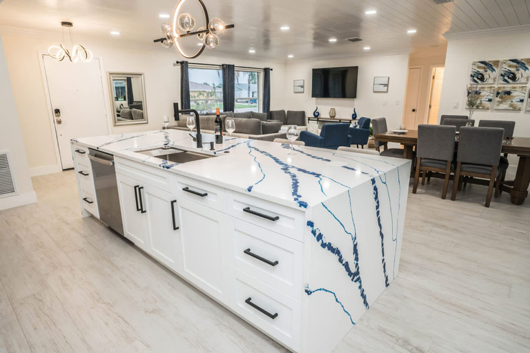 Room 4, Private Dock Heated Pool Hot Tub Game Room Fun, Hillsborough