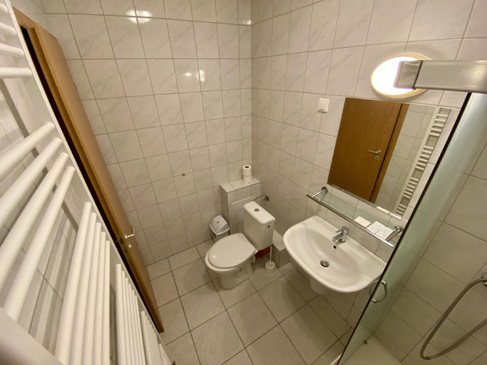 Bathroom 3, Bagoly Fogadv, Monor