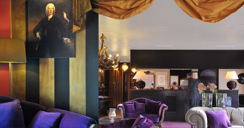 Lobby lounge