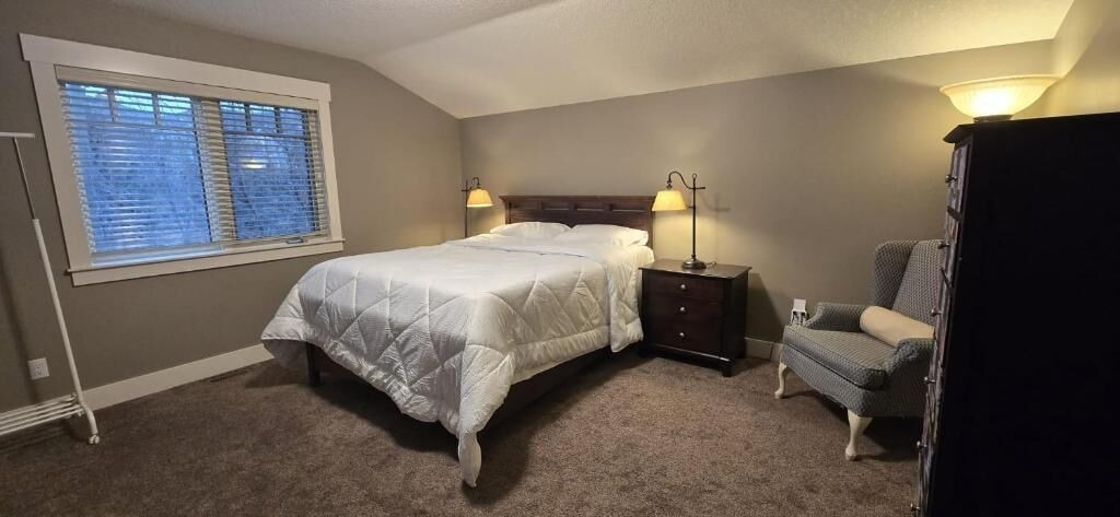 Room 5, Rocky View Bed & Breakfast, Division No. 6