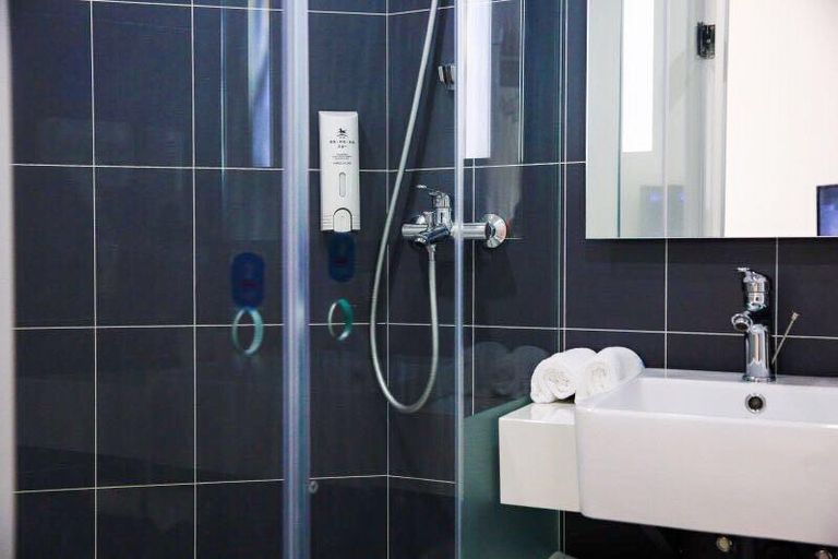 Bathroom 2, HanTing Hotel (Hangzhou Wanda Plaza), Hangzhou
