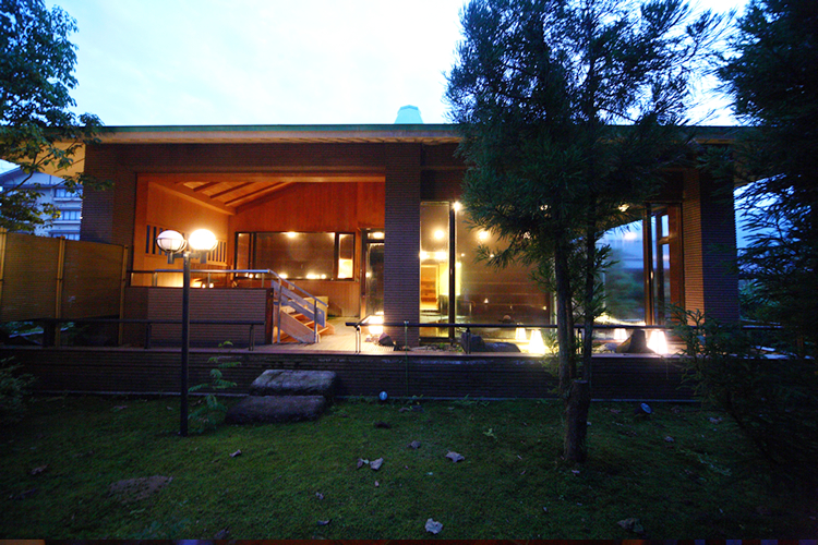 Exterior & Views