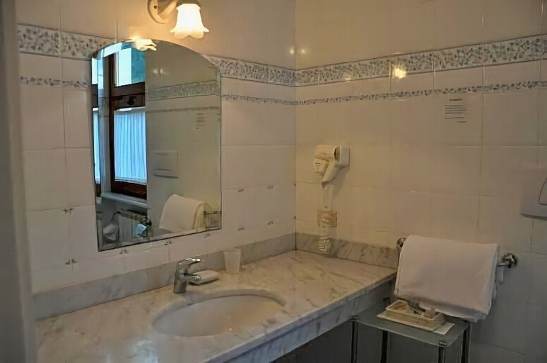 Bathroom, Hotel Bellonda, Lucca