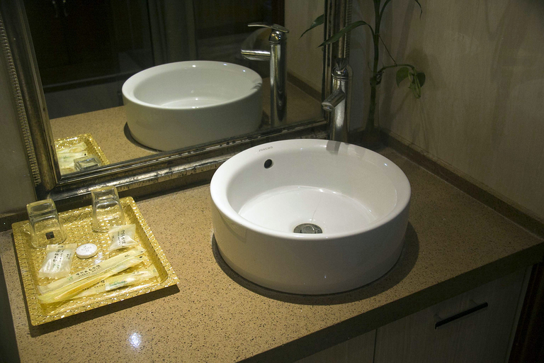 Bathroom 2, Jinzhu Business Hotel, Yancheng