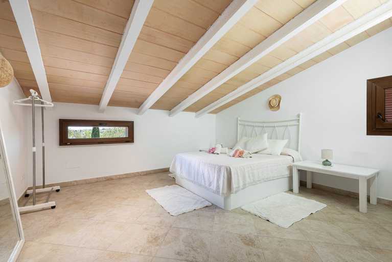 Room 5, Sa Xabola in Selva With 5 Bedrooms and 4 Bathrooms, Baleares