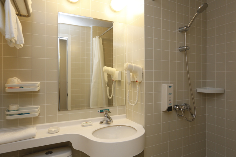 Bathroom 4, Jinjiang Inn Dandong Yalv River Xingwu Road, Sinŭiju