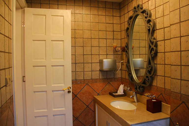 Bathroom 2, Jing Cheng Earthsea SPA Holiday Center, Dehong Dai and Jingpo