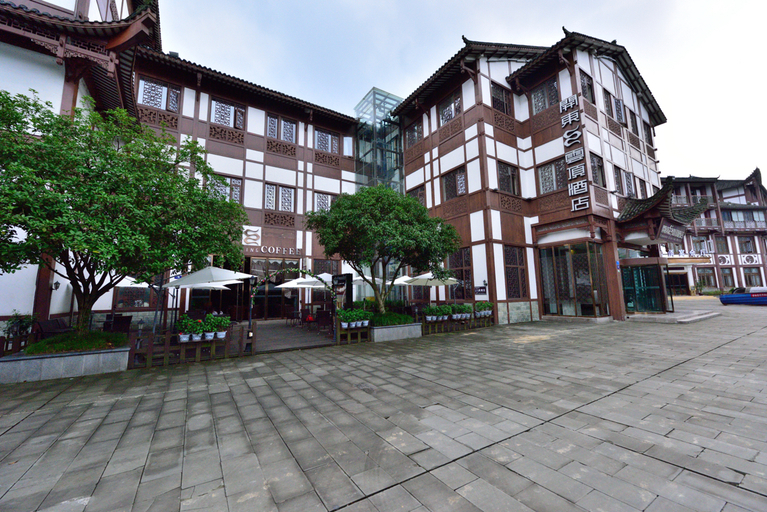 Exterior & Views