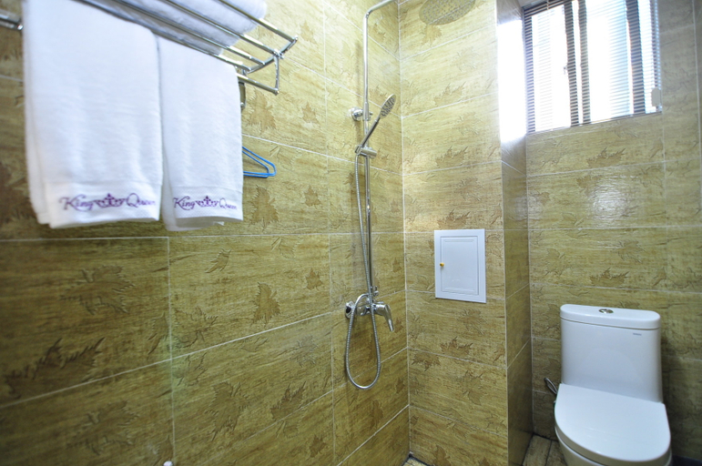 Bathroom 2, King & Queen Hotel, Honghe Hani and Yi