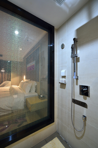 Bathroom, Lavande Hotel (Wuhan Xudong), Wuhan