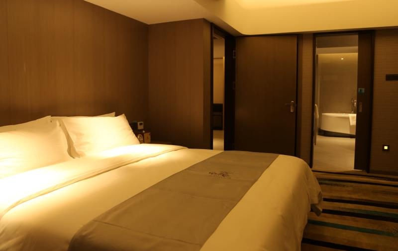 Bedroom, Midland Marriott Hotel (West Coast New Area City Balcony Branch), Qingdao