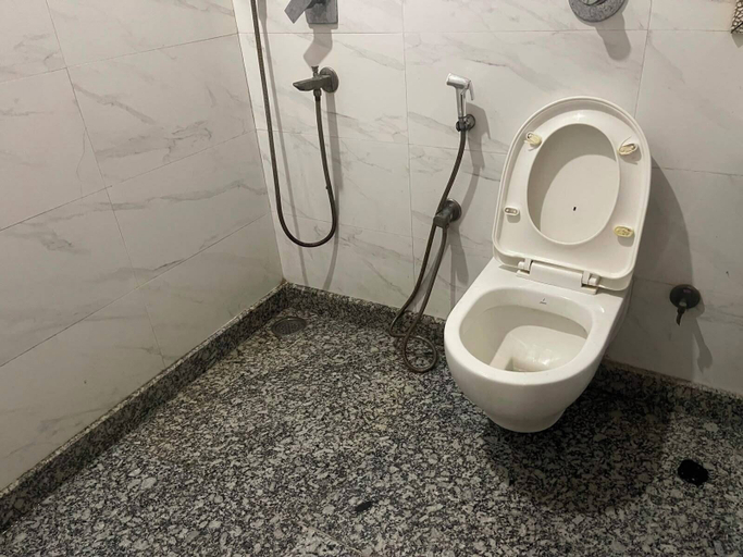 Bathroom 3, Hotel Kasa Stays Near Pacific Mall, Delhi
