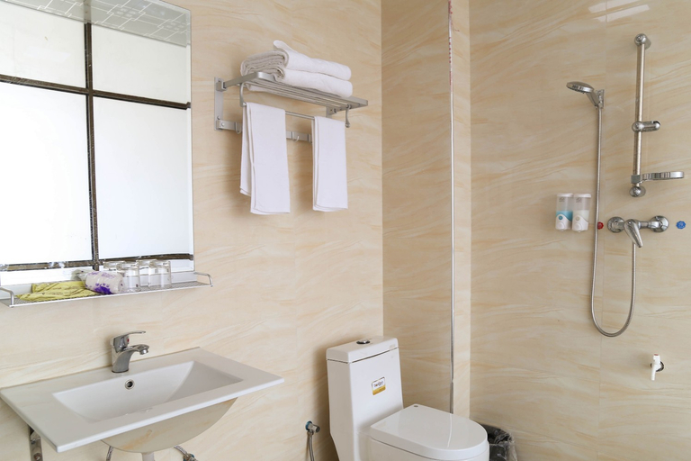 Bathroom 2, Mingfeng Business Hotel, Beihai