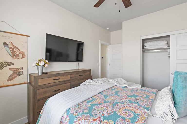 Room 5, Above Parr - Pet Friendly! 5 Bedroom Home, Washington