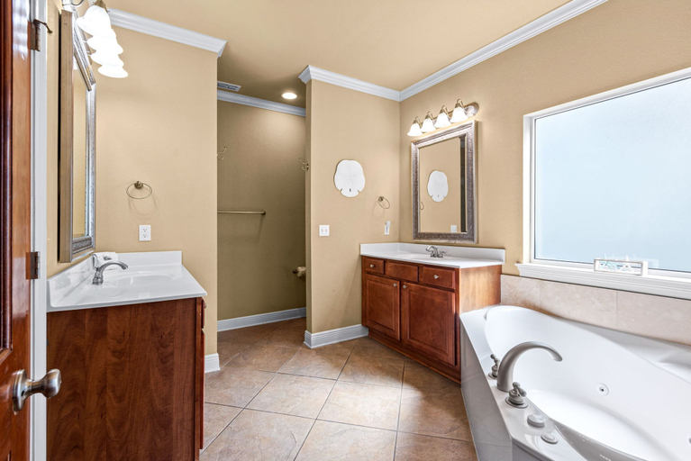 Room 4, Mins From Beach Sleeps 17 Outdoor Seating, Okaloosa