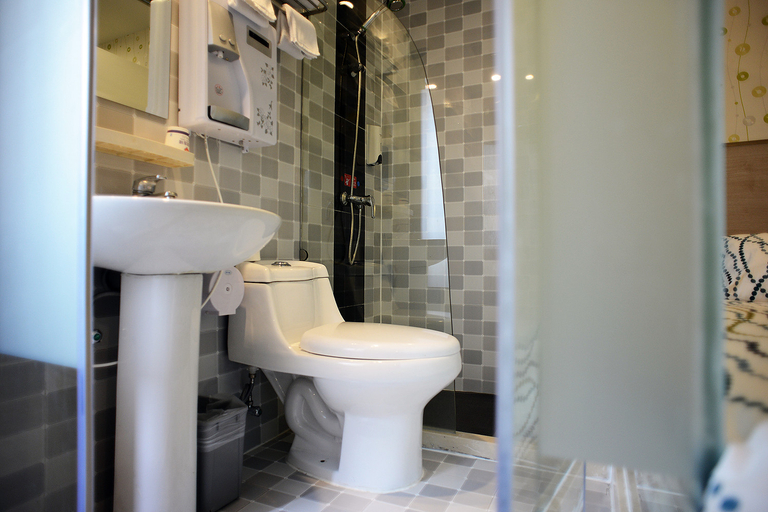 Bathroom 4, 99 Inn Preferred Hotel (Shanghai Wulian Road Subway Station), Shanghai