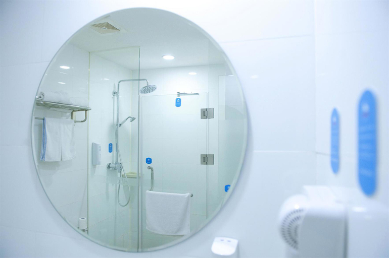 Bathroom, HanTing Hotel (Shanghai Jing'an Daning Park), Shanghai