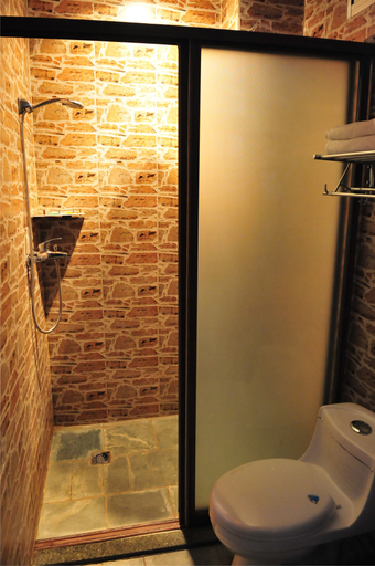 Bathroom 3, Moonshine Inn, Dali Bai