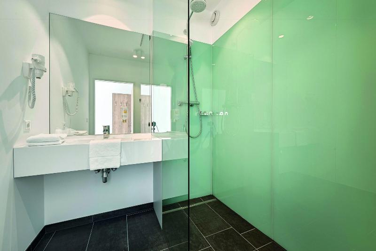 Bathroom, COOEE alpin Hotel Dachstein, Gmunden