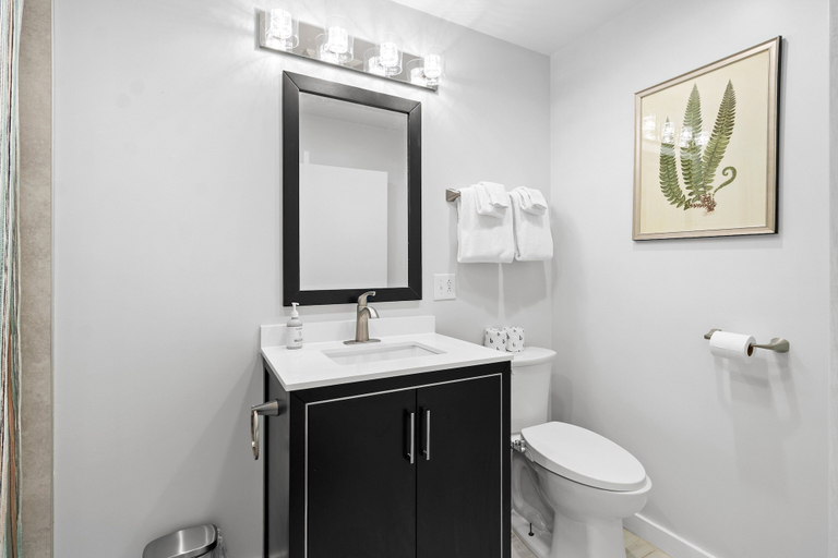 Bathroom 3, Spacious House With Modern Comforts and Nature, Knox