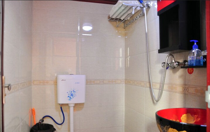 Bathroom 2, Huanglong Xixie Si Inn, Chengdu